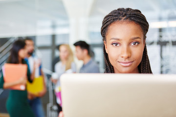 Afrikanische Frau arbeitet am Computer