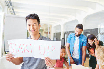 Start-Up Gründer als Team im Büro