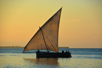 Fototapeta premium AFRICAN SAILING BOAT AT ZANZIBAR IN TANZANIA JAMBIANI MATEMWE