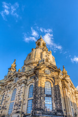 Fototapeta na wymiar Historisch wiederaufgebaute Frauenkirche am Neumarkt in der Altstadt von Dresden