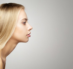 Naklejka premium Young woman portrait