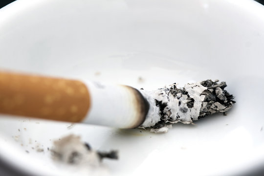 Cigarrillo encendido con su ceniza
