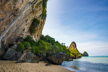 Fototapeta na wymiar Over hanging cliffs on a sandy beach