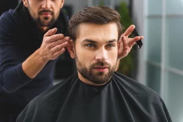 Photo sur Plexiglas Salon de coiffure Beau mec se fait couper les cheveux au salon