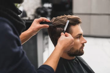 Stickers pour porte Salon de coiffure Client masculin se faisant couper les cheveux par le coiffeur