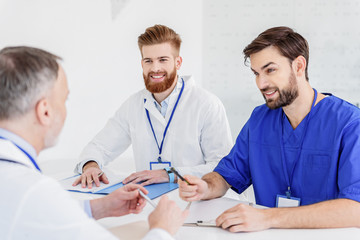 Experienced general practitioner explaining ideas to colleagues