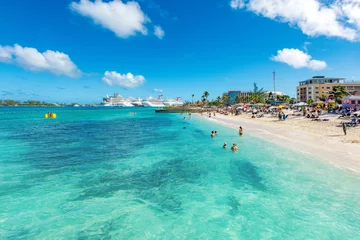 Foto op Plexiglas Junkanoo Beach-uitzicht op het strand en de cruisehaven van Nassau in de Bahama& 39 s © Robert