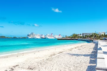 Foto op Plexiglas Walking from Fish Fry to Junkanoo Beach in Nassau, Bahamas © Robert