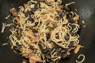 Fideos chinos con setas y espárragos