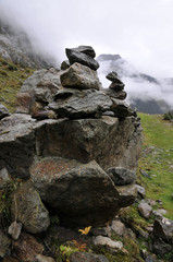 steintürmchen auf felsen im oberen stubaital