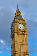 Wieża Big Ben w Londynie na tle chmur