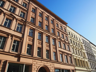Berlin-Mitte: Sanierte Altbaufassaden im Sonnenlicht