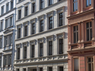 Berlin-Mitte: Sanierte Altbaufassaden im Sonnenlicht