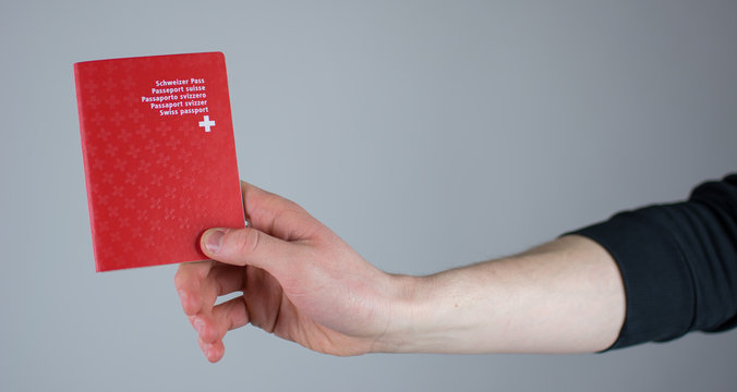 Schweizer Pass in der Hand