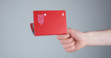 Schweizer Pass in der Hand - obrazy, fototapety, plakaty