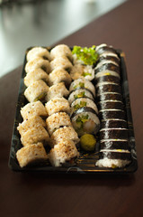 Zestaw sushi na wynos (uramaki i futomaki)