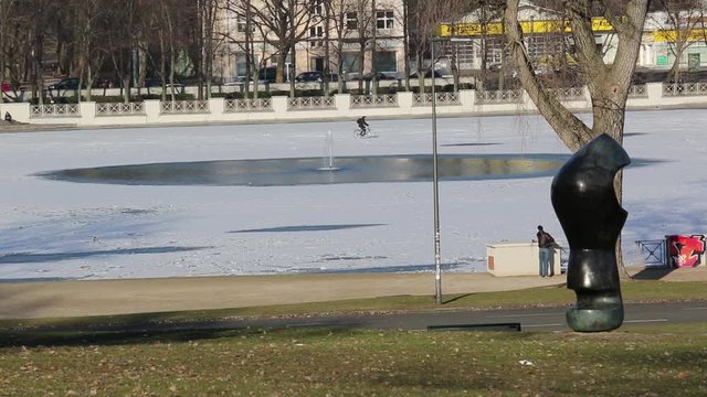 K&ouml;ln, vereister Aachener Weiher, Hiroshima-Nagasaki-Park, Winter; Cologne, ice skater, iced pond, winter 
