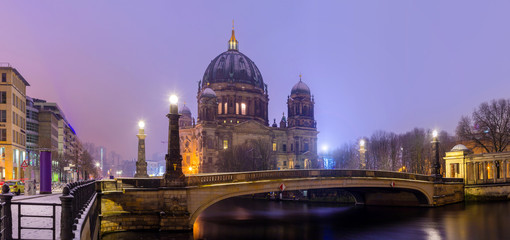 Berlin bei Nacht, Berliner Dom Friedrichsbrücke Winter Schnee Nacht Museumsinsel Spree Panorama,...