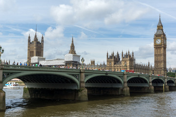 Naklejka premium Londyn, Anglia - 19 czerwca 2016: gród Pałacu Westminsterskiego i rzeki Tamizy, Londyn, Anglia, Wielka Brytania