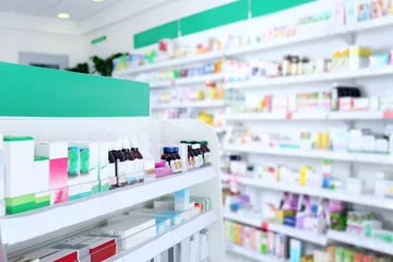 Photo sur Plexiglas Pharmacie Divers produits sur les étagères du magasin