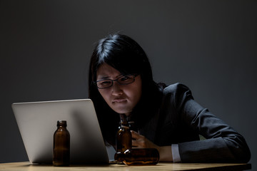 残業、栄養ドリンク、カフェイン、メガネ