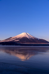 Fototapeta na wymiar 山中湖より厳冬期の富士山