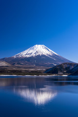 本栖湖より厳冬期の富士山