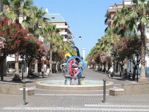 San Benedetto del Tronto - panorama del faro dal viale principale