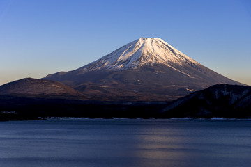 厳冬期の本栖湖より富士山