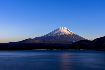 厳冬期の本栖湖より富士山