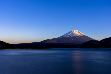 厳冬期の本栖湖より富士山