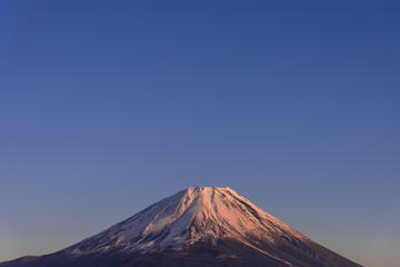 厳冬期の本栖湖より富士山夕景
