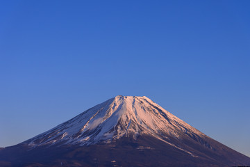 Fototapeta premium Zmierzchu widok Mt Fuji od Jeziornego Honjo w głębokiej zimie