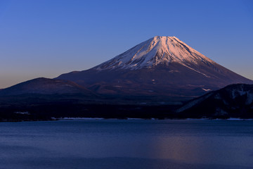 厳冬期の本栖湖より富士山夕景