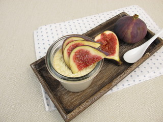 Panna Cotta mit Zimt im Glas und einer Garnierung aus Feigen