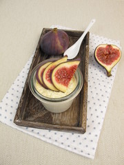 Panna Cotta mit Zimt im Glas und einer Garnierung aus Feigen