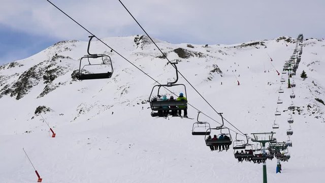 Estaci&oacute;n de esqu&iacute; con gente haciendo deporte y esquiando y divirtiendose, valle de tena, pirineo aragon&eacute;s	