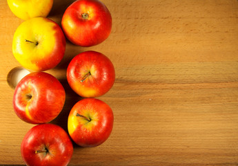 Fototapeta na wymiar Fresh red apples on wooden background