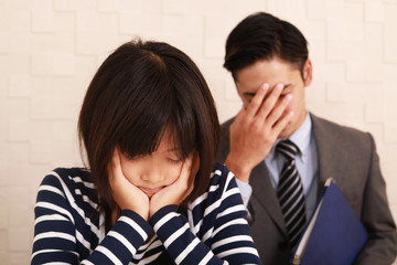 疲れた子供と教師
