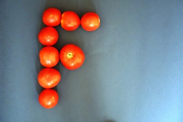 буква составленная из красных приборов