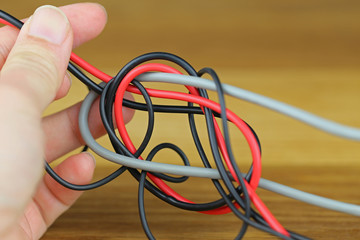 もつれた電気ケーブル