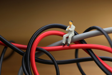 もつれた電気ケーブルとビジネスマン