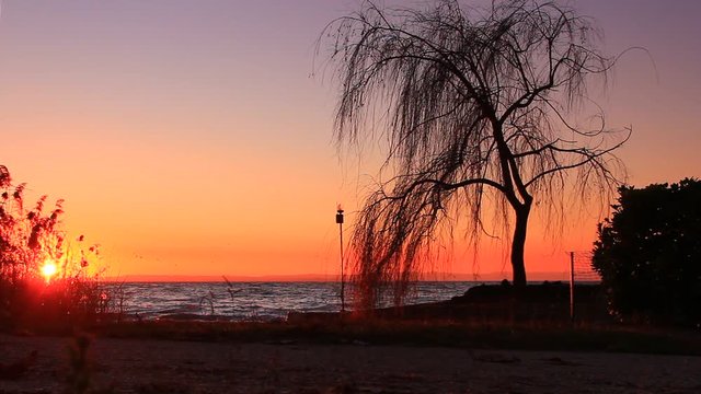 Tramonto sul lago mosso