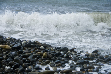 Морская волна разбивается о берег