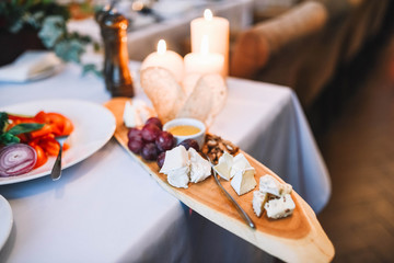 Obraz na płótnie Canvas delicious cheese snacks lying on wooden board