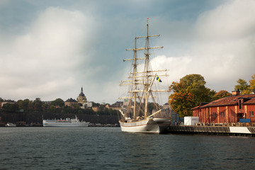 Fototapeta na wymiar Waterways, boats and beautiful old buildings in Stockholm, Sweden