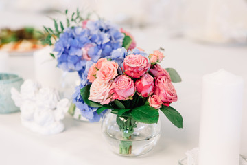 Tiny pink roses stand in the bowl with water