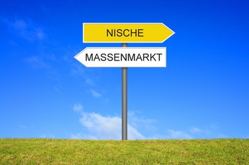 Schild Wegweiser zeigt Nische und Massenmarkt