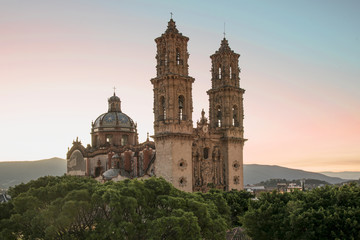 Fototapeta na wymiar Cathedral of Santa Prisca in Taxco