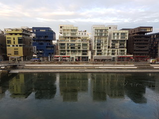 Immeubles modernes avec reflets sur la glace